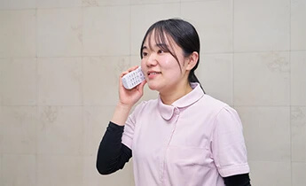 シミ取り受付をする受付女性