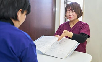 シミ取りカウンセリングをする看護師