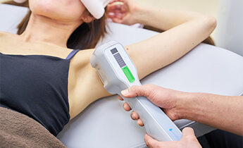 シミ取り施術を行う副院長