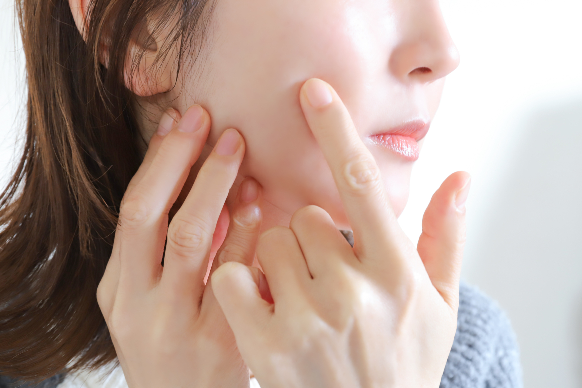 シミ取りで悩む女性